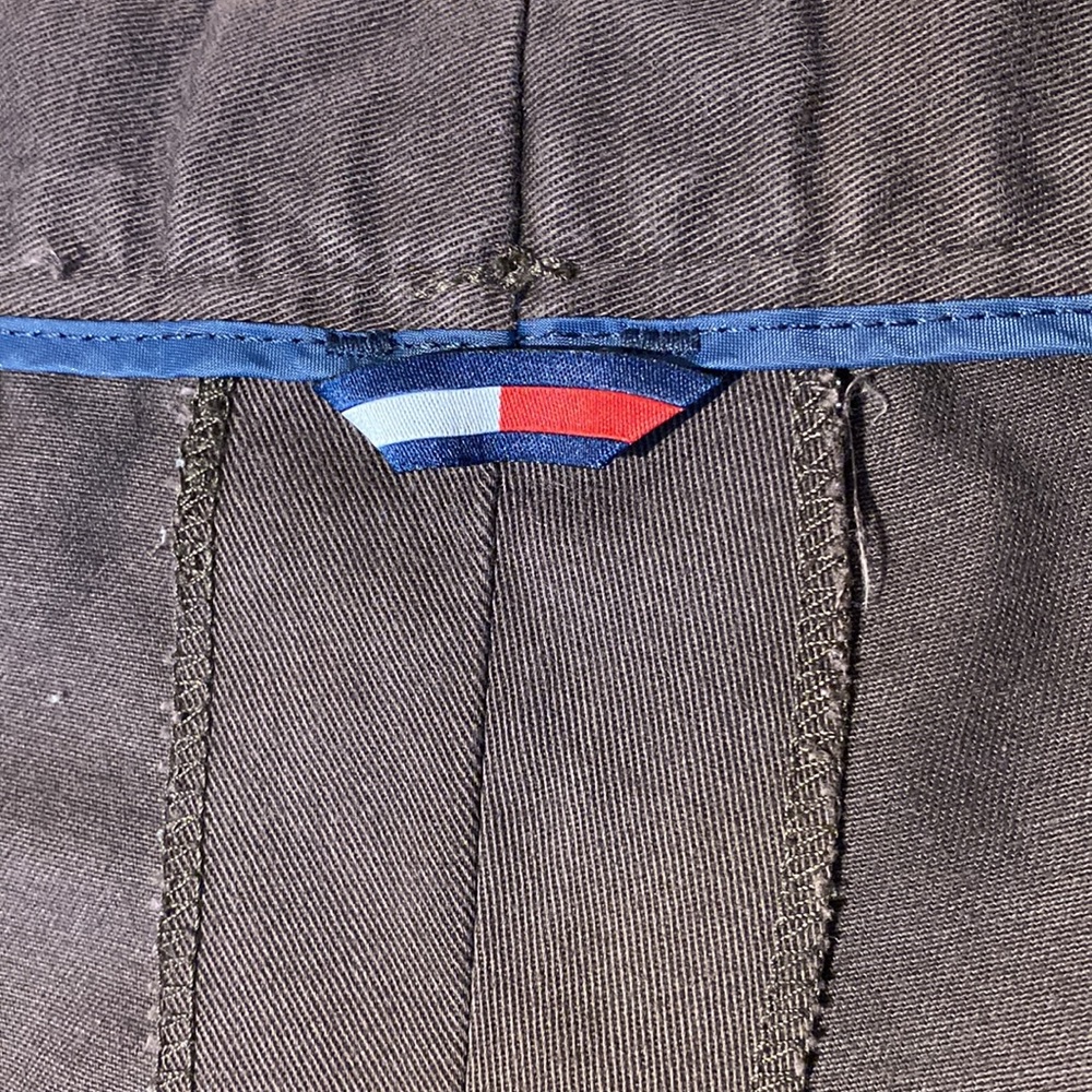 Vintage Tommy Hilfiger Embroidered Crest Pleated Chinos in brown size 36 x 30 - Picture 8 of 12